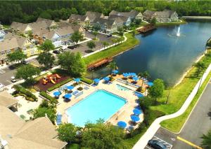 uma vista aérea de um resort com uma piscina em Imperial Vacation Rental em Kissimmee