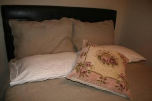 A bed or beds in a room at Konakli Apartments Izmir