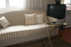 A television and/or entertainment centre at Konakli Apartments Izmir