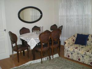 A seating area at Konakli Apartments Izmir