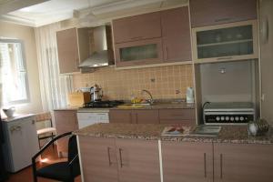 A kitchen or kitchenette at Konakli Apartments Izmir