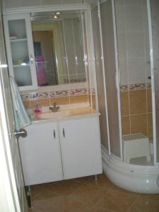 A bathroom at Konakli Apartments Izmir