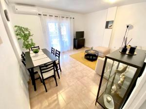 ein Wohnzimmer mit einem Tisch und einem Esszimmer in der Unterkunft Locos Beach Holiday Apartments in Torrevieja