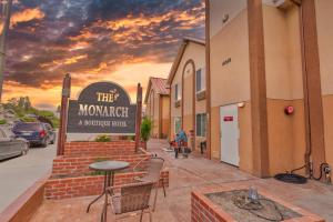 een gebouw met een bord waarop staat dat ze een hypotheek nemen op een boetiekhotel bij The Monarch Inn in Mariposa