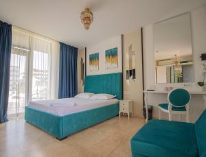 um quarto com uma cama grande e uma secretária em Vila Ducu - Adults Only ( +16 ) em Mamaia Nord – Năvodari