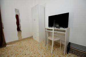 Televízia a/alebo spoločenská miestnosť v ubytovaní La Casa del Moro - Al Politeama