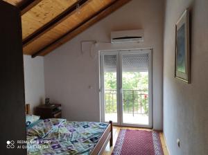 una camera con letto e porta di accesso a un balcone di Aleks a Ohrid