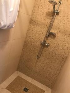 a shower in a bathroom with a tiled floor at W Pieninach in Sromowce Wyżne