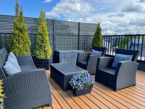 Posezení v ubytování City Terrace Apartment Avangard - Large private roof terrace