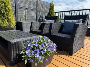 Posezení v ubytování City Terrace Apartment Avangard - Large private roof terrace
