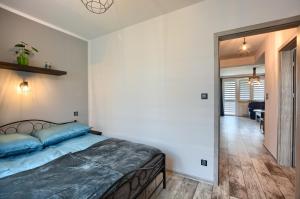 Ένα ή περισσότερα κρεβάτια σε δωμάτιο στο Apartament Dark +3 φωτογραφίες