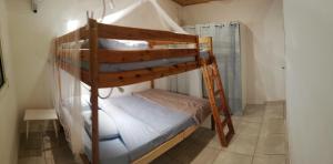 ein paar Etagenbetten in einem kleinen Zimmer in der Unterkunft Cottage Tropical in L’Étang-Salé