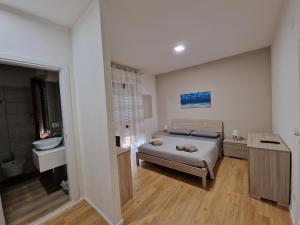 Llit o llits en una habitació de The Shell Guest House