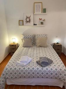 מיטה או מיטות בחדר ב-SIMONE, Appartement maison, quartier calme, grande terrasse, SPA, barbecue, 2 chambres