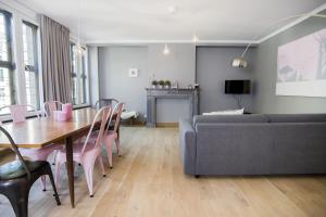 een woonkamer met een tafel en een bank bij Smartflats City - Perron in Luik