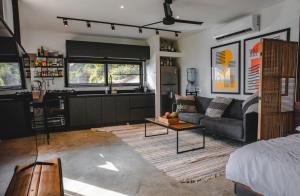 una sala de estar con un sofá y una mesa en Le Suite, en Santa Teresa Beach