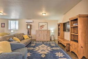 ein Wohnzimmer mit Couch und Fernseher in der Unterkunft Oro Valley Retreat with Pool, Spa and Rooftop Views! in Oro Valley