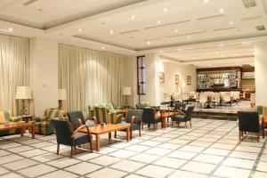 Hotel Monterrey في سلامنكا: لوبي الفندق مع كراسي وطاولات وبار