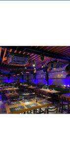 een eetkamer met tafels en stoelen en blauwe verlichting bij Deluxe Lake View in Mamaia