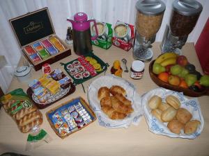 een tafel met diverse snacks en eten erop bij Le Bernister parking privé in Malmedy