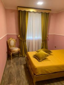 le 4 stelle luminose في Trinitapoli: غرفة نوم بسرير اصفر وكرسي