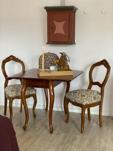 セナボーにあるRønhaveのテーブルと椅子2脚(キャンドル付)