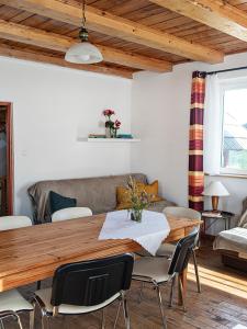 a living room with a wooden table and chairs at Wzgórze Artystów in Głuszyca +83 photos