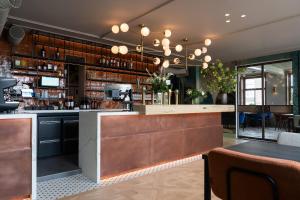 a bar in a restaurant with a counter at Luxe appartementen Havenzicht in Sint Annaland