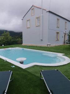 een groot zwembad in de tuin van een huis bij Casa con piscina in Cedeira