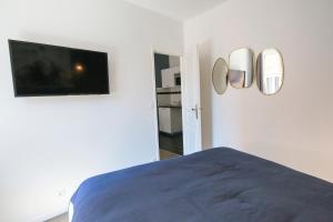 Łóżko lub łóżka w pokoju w obiekcie Le Rétro, T2 hypercentre chic et cosy, Wifi par SOVALFI