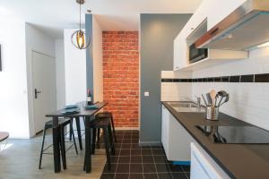 Kuchyň nebo kuchyňský kout v ubytování Le Rétro, T2 hypercentre chic et cosy, Wifi par SOVALFI