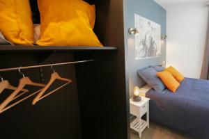 Łóżko lub łóżka w pokoju w obiekcie Le Rétro, T2 hypercentre chic et cosy, Wifi par SOVALFI