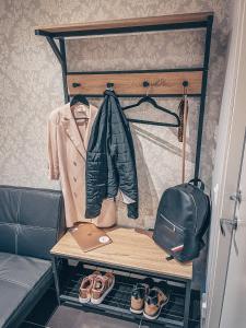 沃魯的住宿－Tamula loftid，鞋架,夹克和袋子