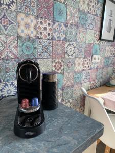 a black blender sitting on top of a counter at Appartment Anna-Louise in Sondershausen