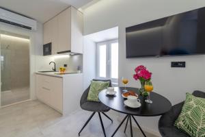 cocina y comedor con mesa y sillas en La Porta 1, seaview apartment in the center, en Cavtat