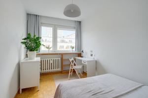 - une chambre avec un lit, un bureau et une fenêtre dans l'établissement 2 Br Apt in heart of Warsaw Zgoda 9 TV70, à Varsovie