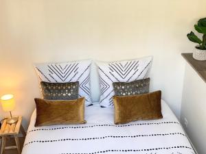 una camera con un letto con due cuscini di L’Aventurine - Étretat a Étretat