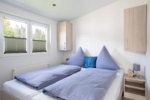 Ein Bett oder Betten in einem Zimmer der Unterkunft Ferienhaus "TO HUUS" mit kostenfreier Saunanutzung