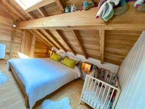 Łóżko lub łóżka w pokoju w obiekcie Gîte Chalet avec bain nordique et piscine 11 pers Hautes Vosges
