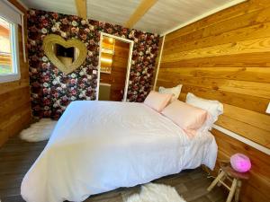 Łóżko lub łóżka w pokoju w obiekcie Gîte Chalet avec bain nordique et piscine 11 pers Hautes Vosges