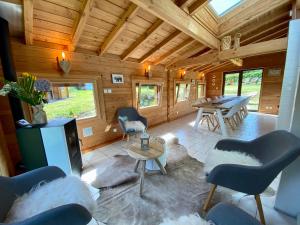 Część wypoczynkowa w obiekcie Gîte Chalet avec bain nordique et piscine 11 pers Hautes Vosges