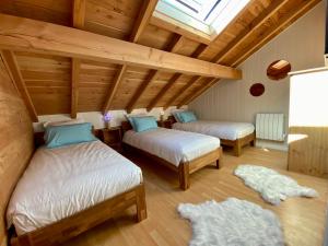 Łóżko lub łóżka w pokoju w obiekcie Gîte Chalet avec bain nordique et piscine 11 pers Hautes Vosges