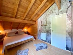 Łóżko lub łóżka w pokoju w obiekcie Gîte Chalet avec bain nordique et piscine 11 pers Hautes Vosges