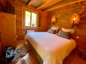 Łóżko lub łóżka w pokoju w obiekcie Gîte Chalet avec bain nordique et piscine 11 pers Hautes Vosges