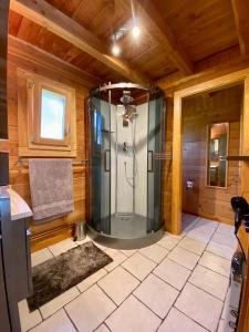 Łazienka w obiekcie Gîte Chalet avec bain nordique et piscine 11 pers Hautes Vosges