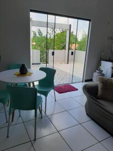 ein Wohnzimmer mit einem Tisch, Stühlen und einem Sofa in der Unterkunft Apartamento INTEIRO próximo ao Aeroporto in Marabá