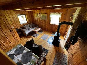 uma vista superior de uma sala de estar num chalé de madeira em Domek u Karkonosza em Kamienna Góra