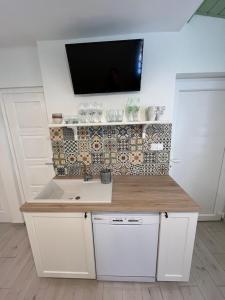 Kuchyň nebo kuchyňský kout v ubytování Helló Zsóry Apartman