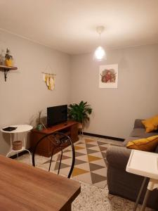ein Wohnzimmer mit einem Sofa und einem Tisch in der Unterkunft casa carballal in Lorenzana