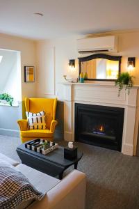 普羅溫斯敦的住宿－Mercury Hotel Provincetown，客厅设有壁炉和黄色椅子